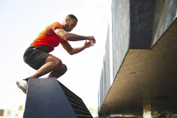 Şehirde Yüksek Atlama Egzersizi Yapan Güçlü Bir Atletik — Stok fotoğraf