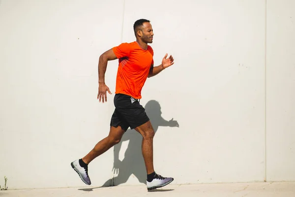 Homem Sportswear Correndo Livre Dia Ensolarado Brilhante — Fotografia de Stock