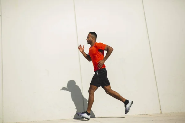 Homem Sportswear Correndo Livre Dia Ensolarado Brilhante — Fotografia de Stock