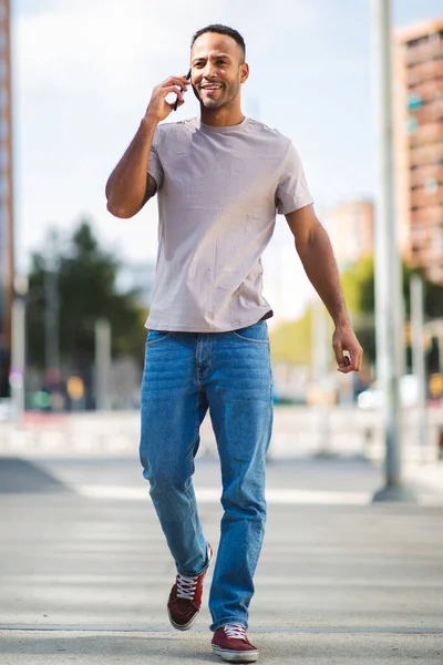 Стильный Молодой Человек Джинсах Футболке Разговаривает Мобильному Телефону Время Прогулки — стоковое фото