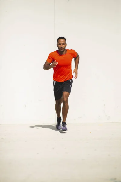 Atleta Masculino Correndo Livre Cidade Dia Ensolarado Brilhante — Fotografia de Stock