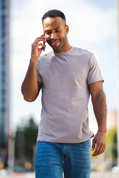 Glad Ung Man Pratar Mobiltelefon Utomhus Staden — Stockfoto