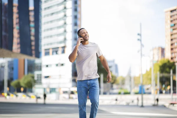 Uśmiechnięty Mężczyzna Patrząc Górę Podczas Rozmowy Przez Telefon Komórkowy Spaceru — Zdjęcie stockowe