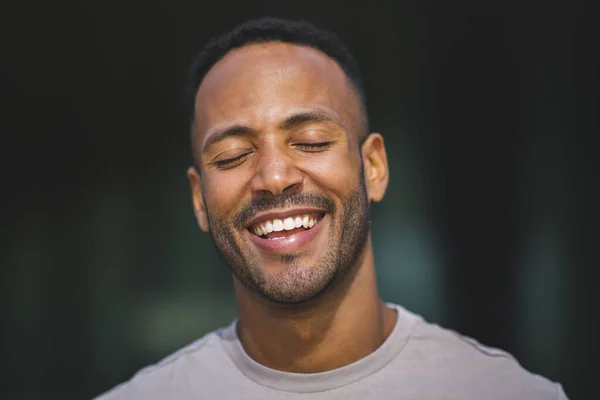 Porträt Eines Afroamerikaners Der Mit Geschlossenen Augen Lächelt — Stockfoto
