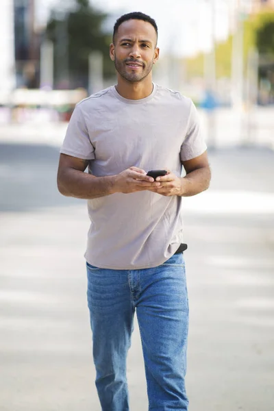 African American Man Using Mobile Phone Outdoors City — Stock Photo, Image