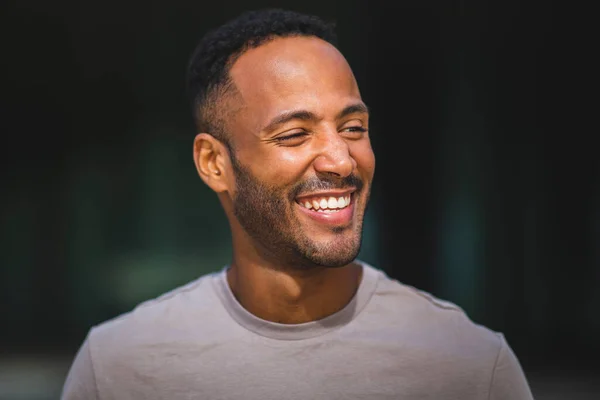 Retrato Del Hombre Afroamericano Sonriente Mirando Hacia Otro Lado — Foto de Stock