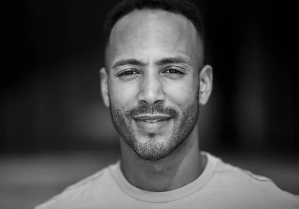 Retrato Blanco Negro Del Hombre Afroamericano Sonriendo — Foto de Stock