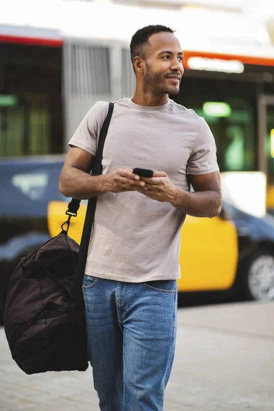 Smiling Man Smart Phone Bag Outdoors City — Stock Photo, Image
