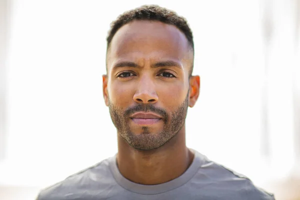 Retrato Hombre Afroamericano Con Expresión Facial Seria — Foto de Stock