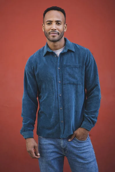 Stilvolle Afrikanisch Amerikanische Mann Posiert Mit Einer Hand Der Tasche — Stockfoto