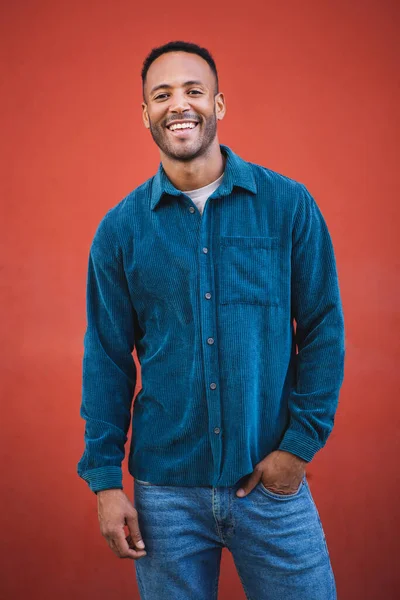 Alegre Homem Americano Africano Posando Com Uma Mão Bolso Sobre — Fotografia de Stock