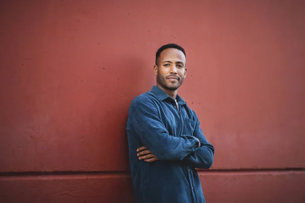 Retrato Del Hombre Afroamericano Posando Con Los Brazos Cruzados Mientras — Foto de Stock