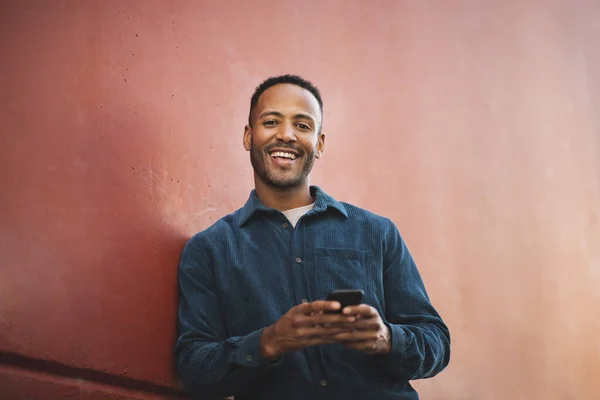 Porträtt Glad Afrikansk Amerikansk Man Som Håller Mobiltelefon Medan Lutar — Stockfoto