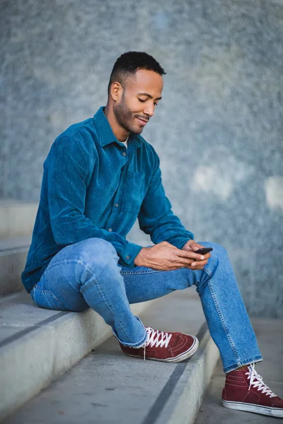 Afro Amerikaanse Man Met Behulp Van Mobiele Telefoon Tijdens Het — Stockfoto