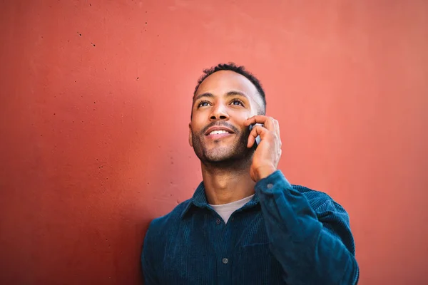 Lächelnder Junger Mann Schaut Beim Telefonieren Auf — Stockfoto