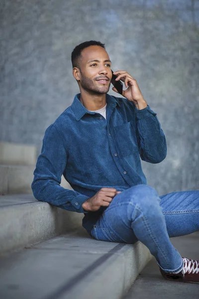 Homme Afro Américain Assis Sur Escalier Prenant Téléphone Portable — Photo