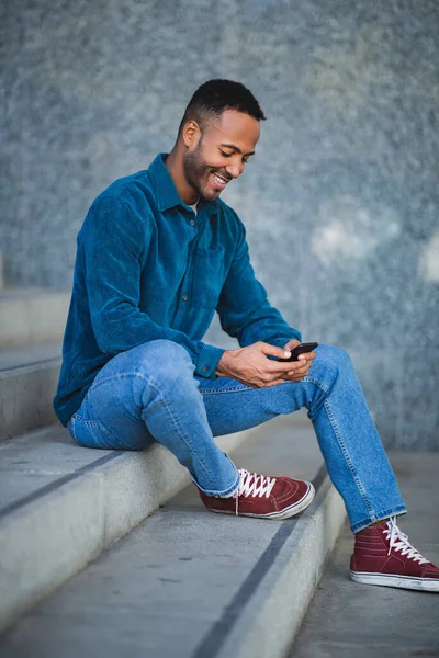 Африканский Американец Использует Мобильный Телефон Сидя Ступеньках Улице — стоковое фото