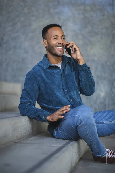 Glücklicher Afrikanisch Amerikanischer Mann Telefoniert Auf Stufen — Stockfoto