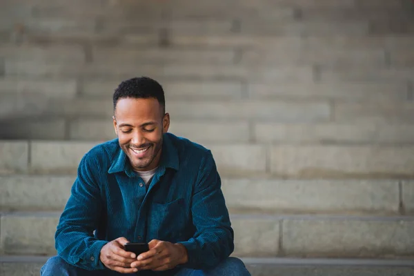 Lächelnder Afrikanisch Amerikanischer Mann Sendet Sms Handy Treppenhaus — Stockfoto