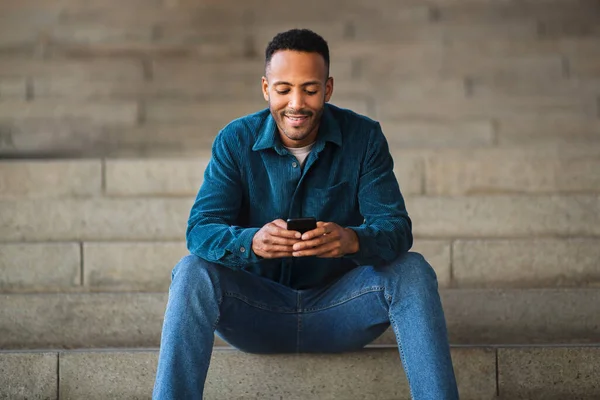 Happy Man Wiadomości Pomocą Telefonu Komórkowego Zewnątrz Schodach — Zdjęcie stockowe