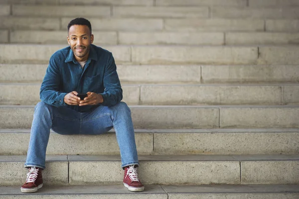 Hombre Feliz Sentado Con Teléfono Móvil Escaleras Aire Libre —  Fotos de Stock