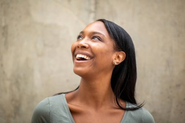 Neşeli Afrikalı Amerikalı kadın dışarı bakıyor.