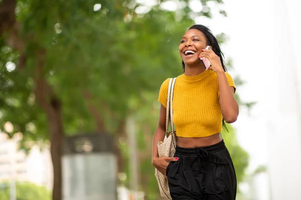 Afroamerikansk Kvinna Skrattar När Hon Pratar Mobiltelefon Utomhus — Stockfoto