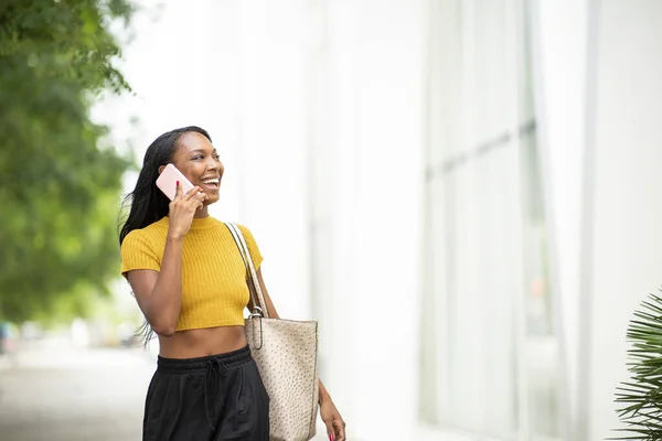 Feliz Afroamericana Joven Mujer Hablando Con Teléfono Celular Ciudad —  Fotos de Stock