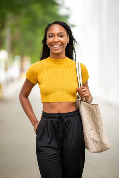 幸せなアフリカ系アメリカ人女性の肖像バッグ屋外で市内 — ストック写真