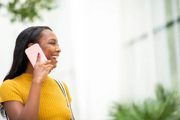 Ridendo Donna Afro Americana Che Parla Sul Cellulare All Aperto — Foto Stock