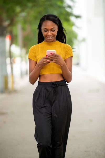 Heureuse Femme Afro Américaine Messagerie Texte Utilisant Téléphone Mobile Sur — Photo