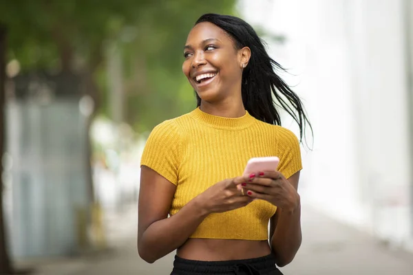 Femme Afro Américaine Joyeuse Regardant Ailleurs Tout Utilisant Téléphone Mobile — Photo