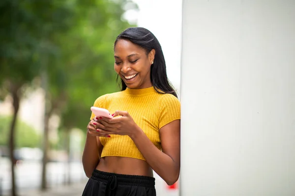 Happy Black Woman Messaging Using Mobile Phone Outdoors City — Stok Foto