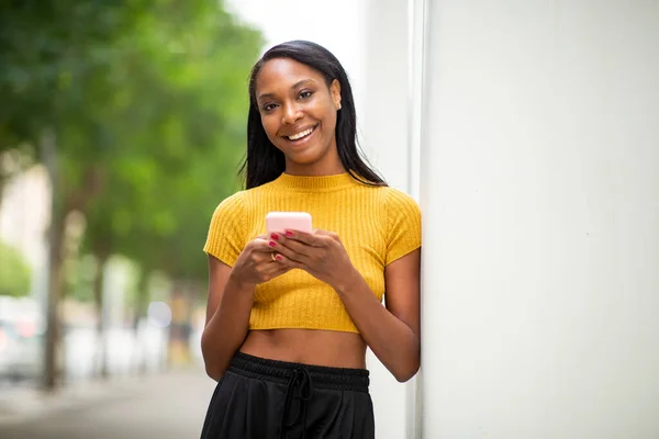 Sourire Femme Afro Américaine Utilisant Téléphone Intelligent Extérieur Ville — Photo