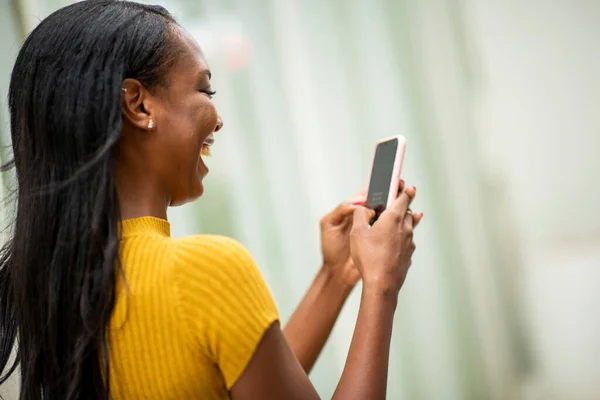 Afroamerikansk Kvinna Som Har Roligt Medan Sms Med Mobiltelefon — Stockfoto