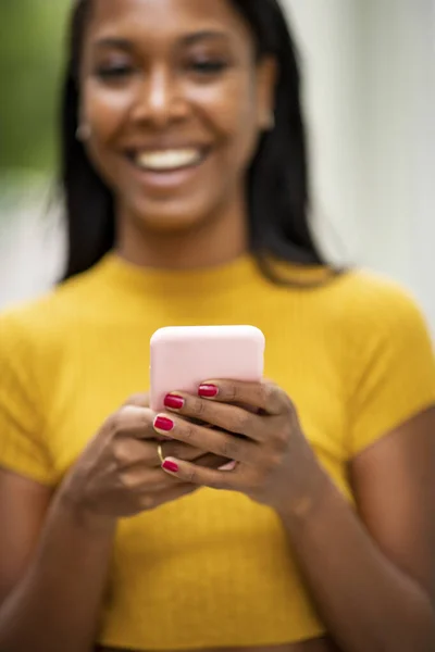 Sourire Femme Afro Américaine Messagerie Aide Téléphone Portable — Photo