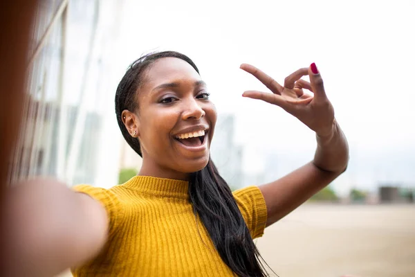 Mulher Americana Africana Alegre Tomando Selfie Com Sinal Mão Paz — Fotografia de Stock