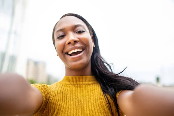 Linda Senhora Afro Americana Tomando Selfie Livre Cidade — Fotografia de Stock