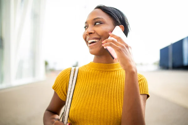 Glad Afrikansk Amerikansk Kvinna Tittar Bort Medan Talar Mobiltelefon Utomhus — Stockfoto