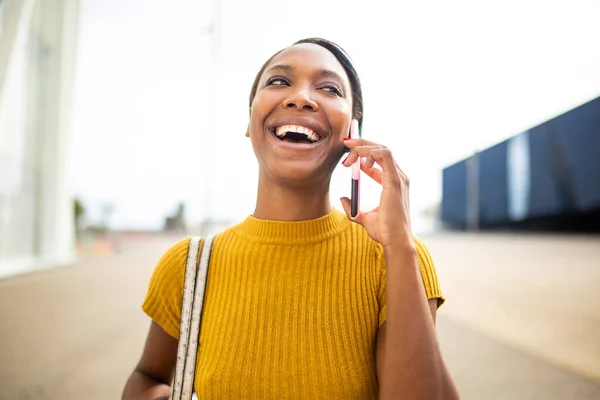 Veselý Africký Američan Žena Dívá Pryč Zatímco Mluví Mobilní Telefon — Stock fotografie