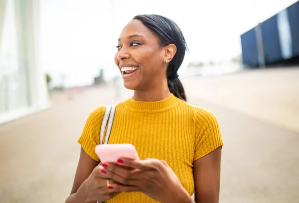 Allegro Donna Afro Americana Guardando Altrove Mentre Utilizza Telefono Cellulare — Foto Stock