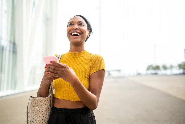 Afrikansk Amerikansk Kvinna Skrattar När Använder Mobiltelefon Utomhus Staden — Stockfoto