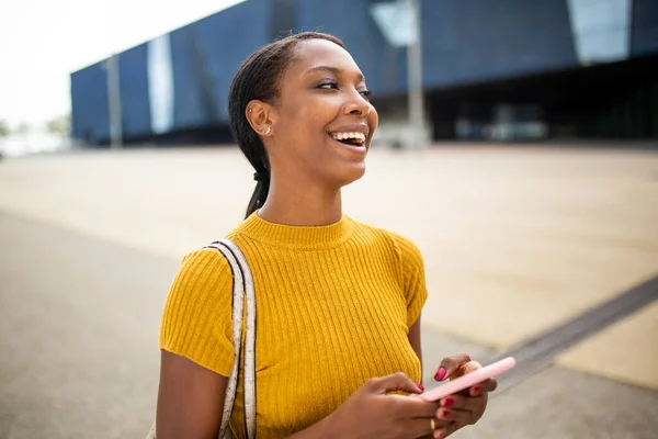Africano Mulher Americana Rindo Usar Telefone Celular Livre Cidade — Fotografia de Stock