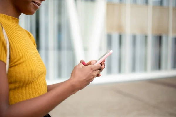 Afrikansk Amerikansk Kvinna Sms Med Hjälp Smarttelefon Utomhus — Stockfoto