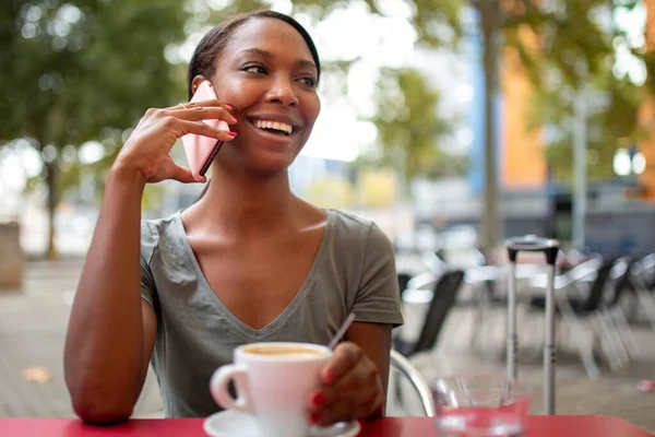 Sonriente Mujer Afroamericana Hablando Por Teléfono Móvil Cafetería Acera — Foto de Stock