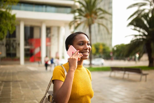 Femme Afro Américaine Souriante Parlant Sur Téléphone Portable Extérieur Dans — Photo