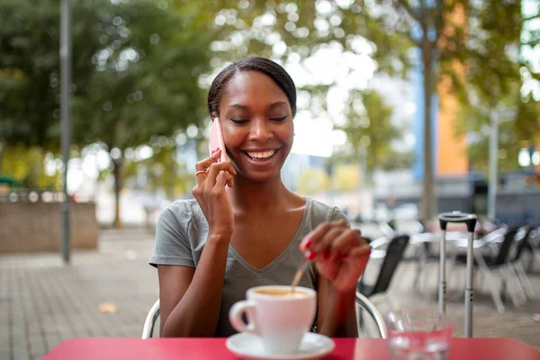 Gelukkig Afrikaans Amerikaanse Vrouw Praten Mobiele Telefoon Terwijl Roeren Een — Stockfoto