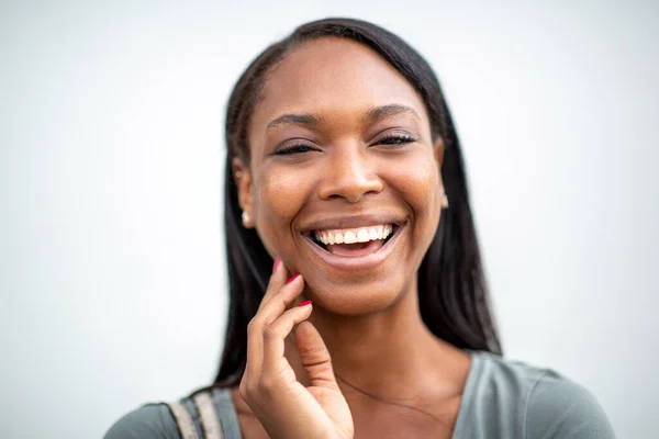 Hermosa Mujer Afroamericana Riendo Sobre Fondo Blanco — Foto de Stock