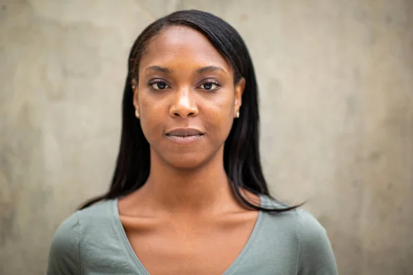 真剣な表情で美しい黒人女性の肖像 — ストック写真