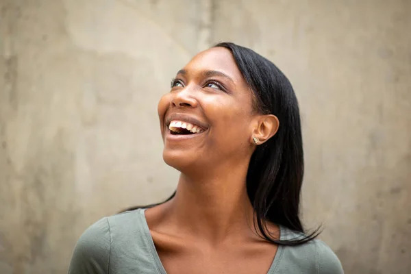 Glädjande Afrikansk Amerikansk Kvinna Tittar Upp Utomhus — Stockfoto